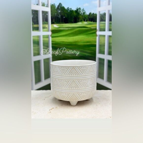 Coladita White Ceramic Planter Pot with Stud legs attached - Picture 2 of 9